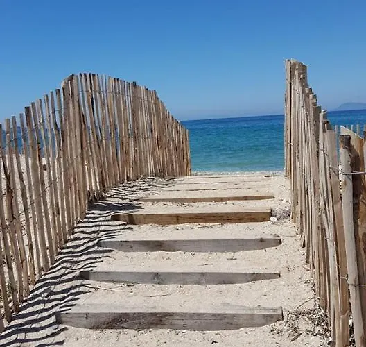 Rez De Avec Jardinet Proche De La *