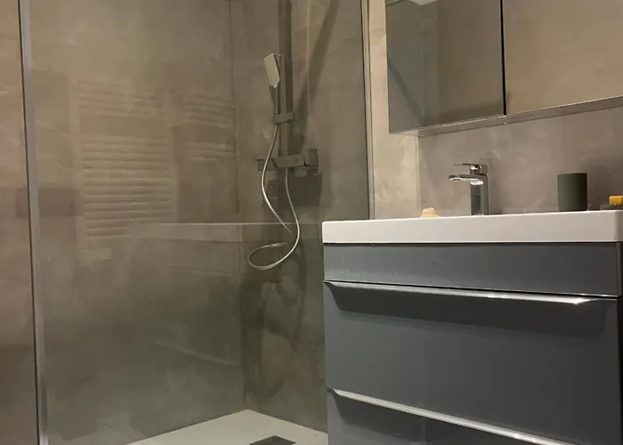 Appartement Rez De Avec Jardinet Proche De La Hyères