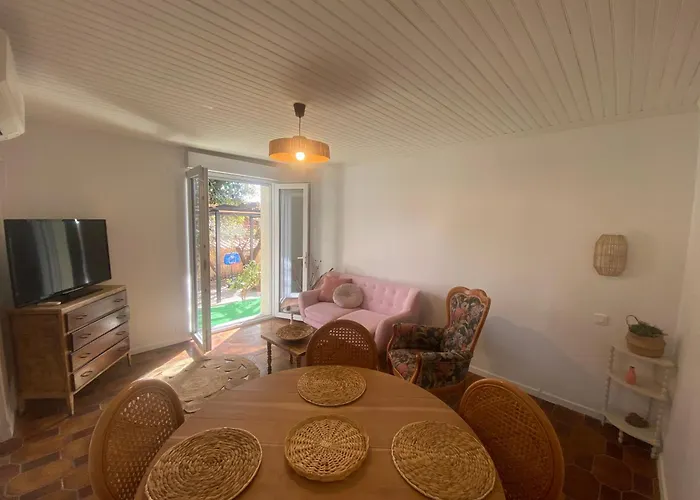 Rez De Avec Jardinet Proche De La