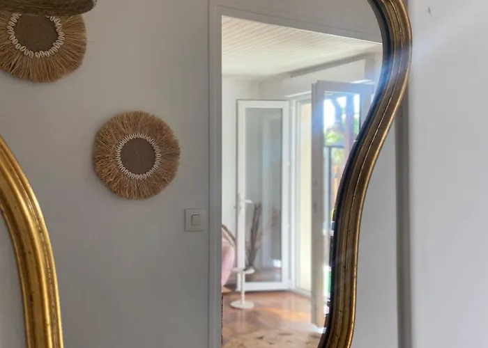 Rez De Avec Jardinet Proche De La