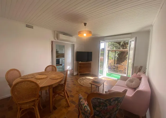 Rez De Avec Jardinet Proche De La Hyères