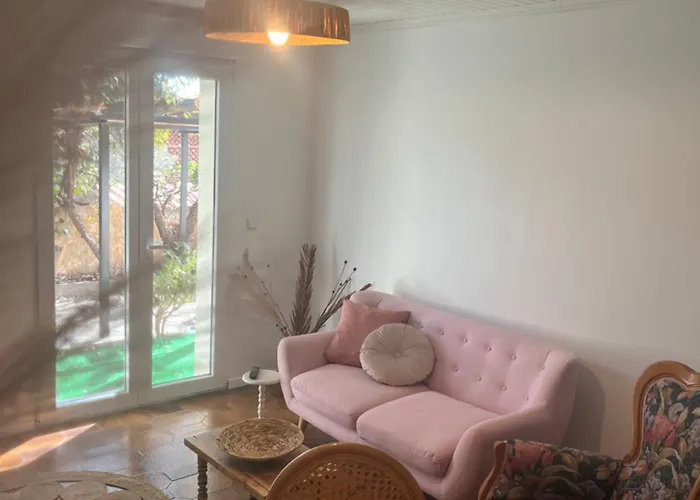 Appartement Rez De Avec Jardinet Proche De La