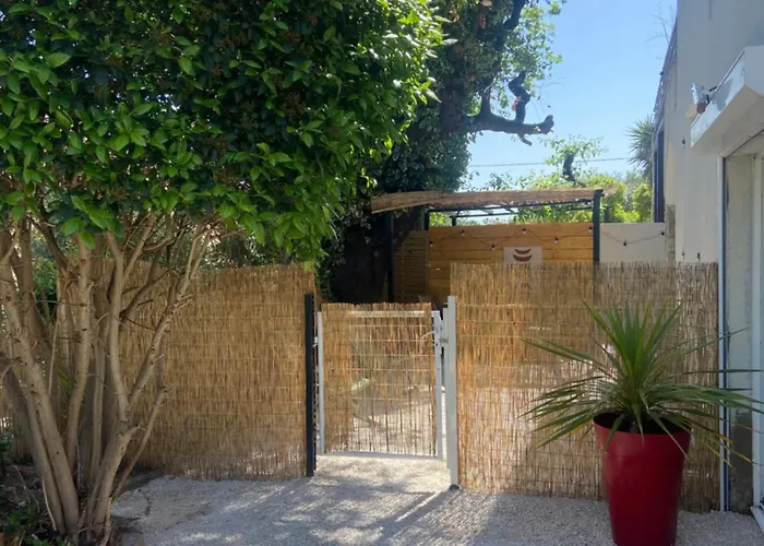 Rez De Avec Jardinet Proche De La Appartement Hyères